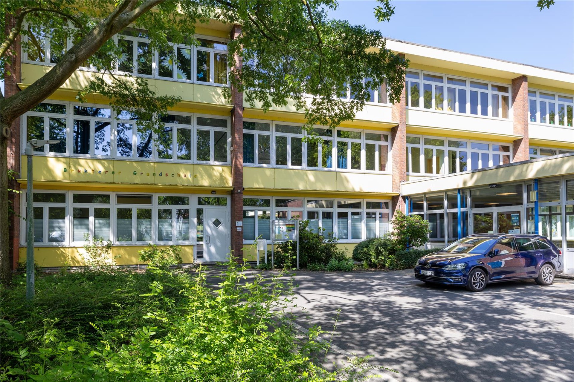 Ein modernes, helles Gebäude
