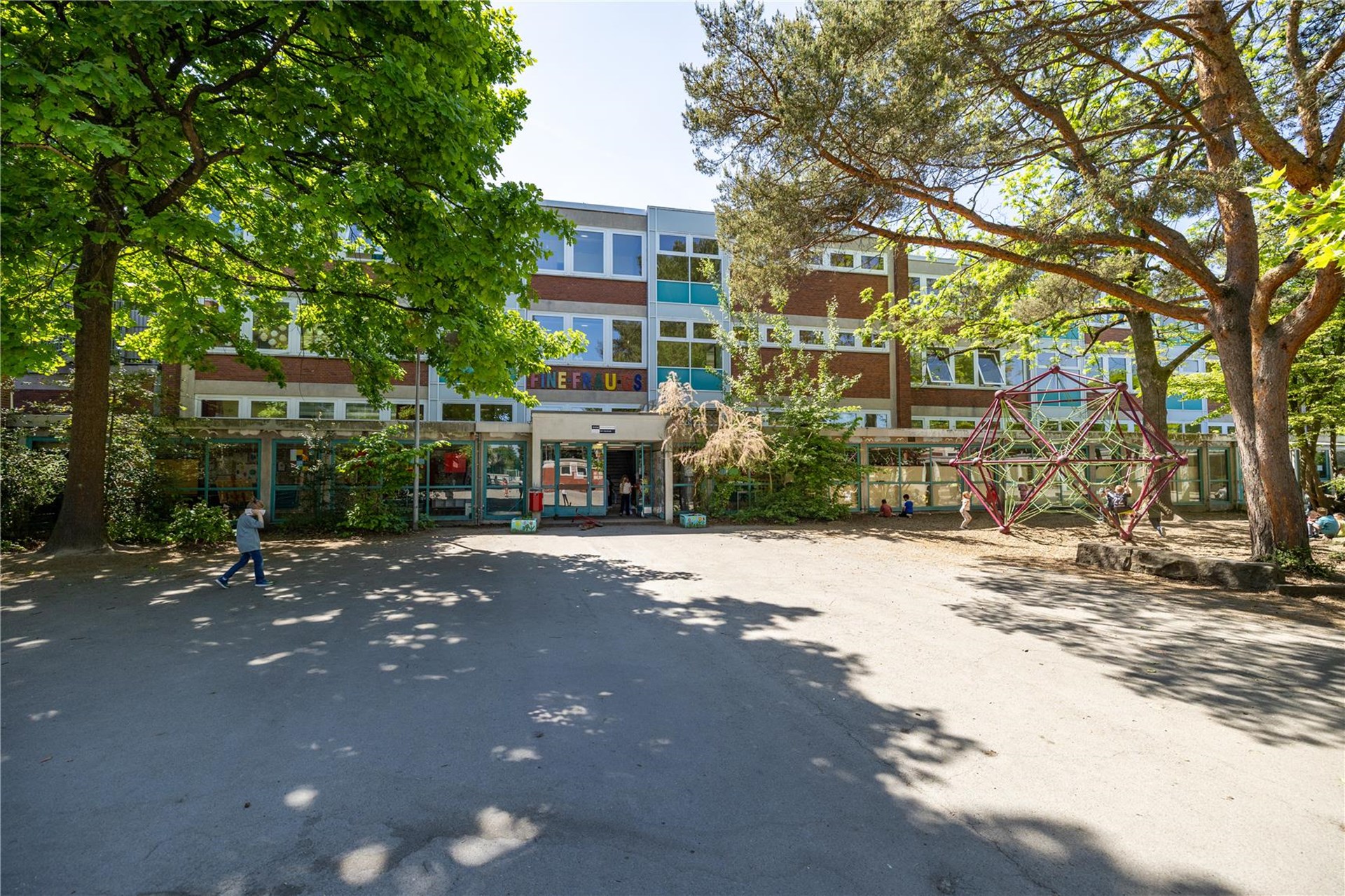 Ein dreigeschossiger Neubau mit großen Fensterfronten.