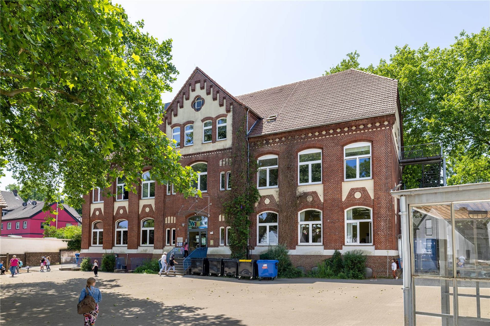Zweigeschossiger Backsteinbau mit Erker und Schulhof