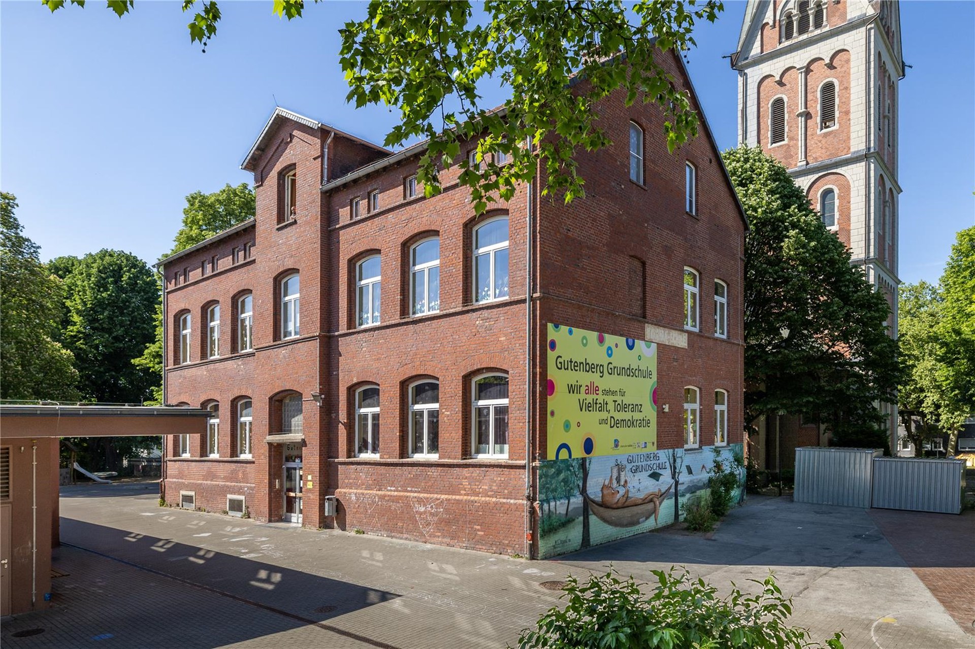 Ein freistehendes Backsteingebäude mit Spitzdach