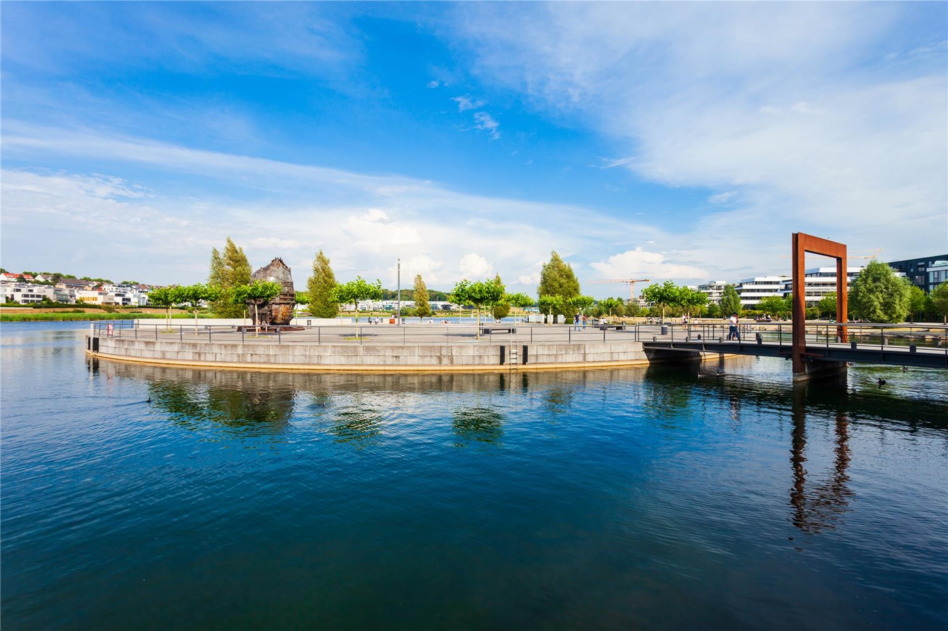 Blick auf die  Kulturinsel am Dortmunder Phoenix-See