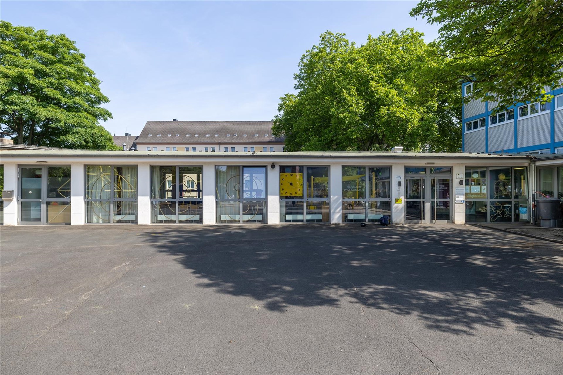 Eingeschossiger Vorbau und Schulhof