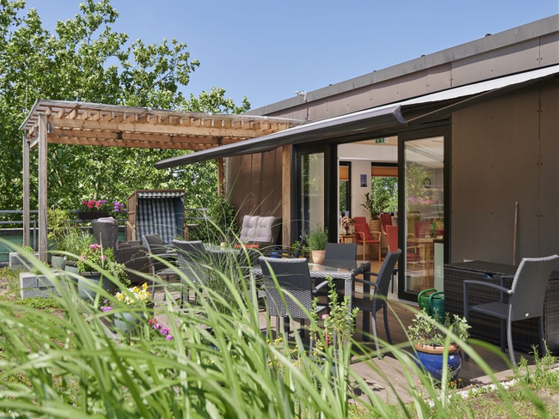 Die Dachterrasse des Hospizes ist eine kleine Oase umgeben von Pflanzkübeln mit Schilf
