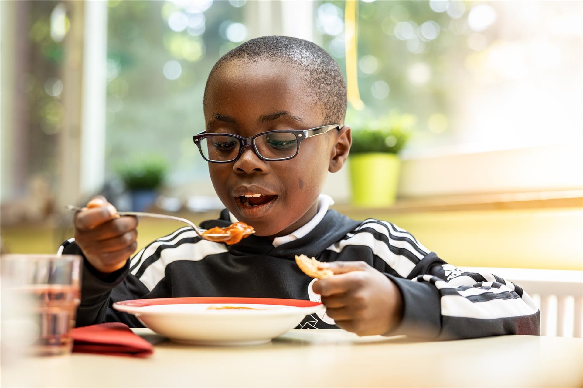 Ein Junge isst gerade.