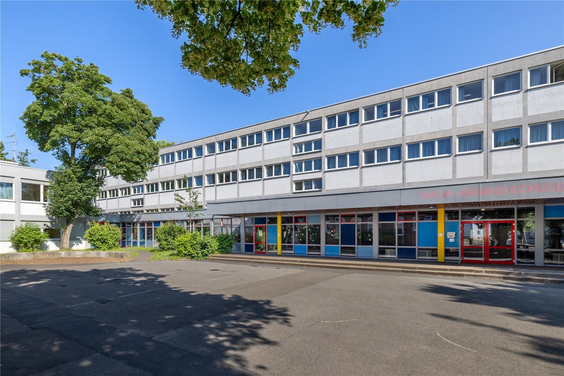 Schulgebäude außen, Nebengebäude