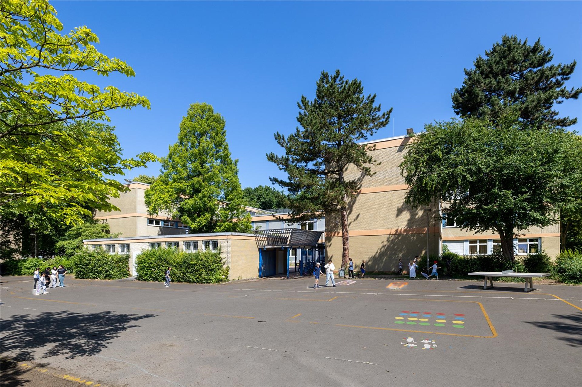 Schulhof und Schulgebäude