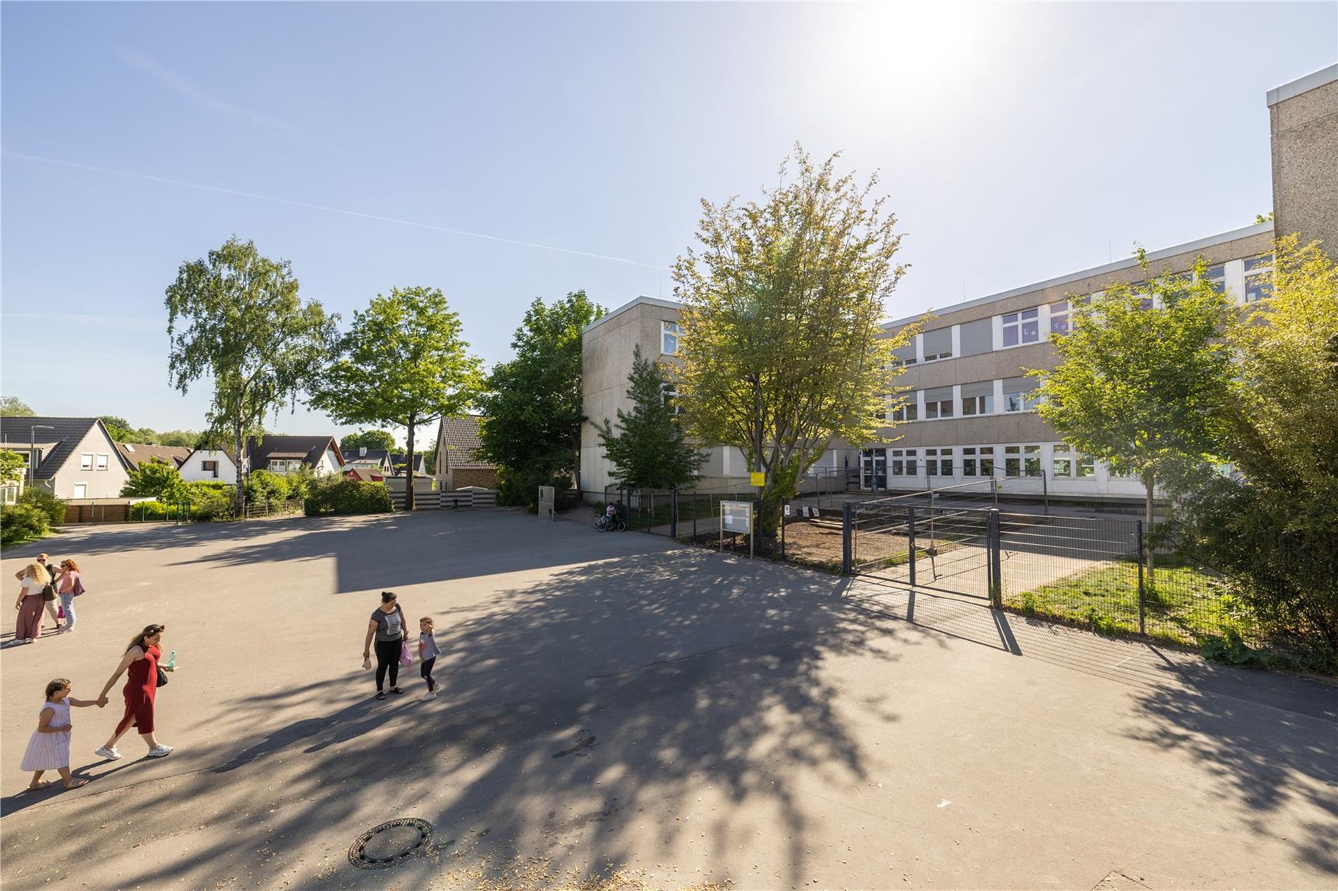 Dreigeschossiges Schulgebäude und großer Schulhof