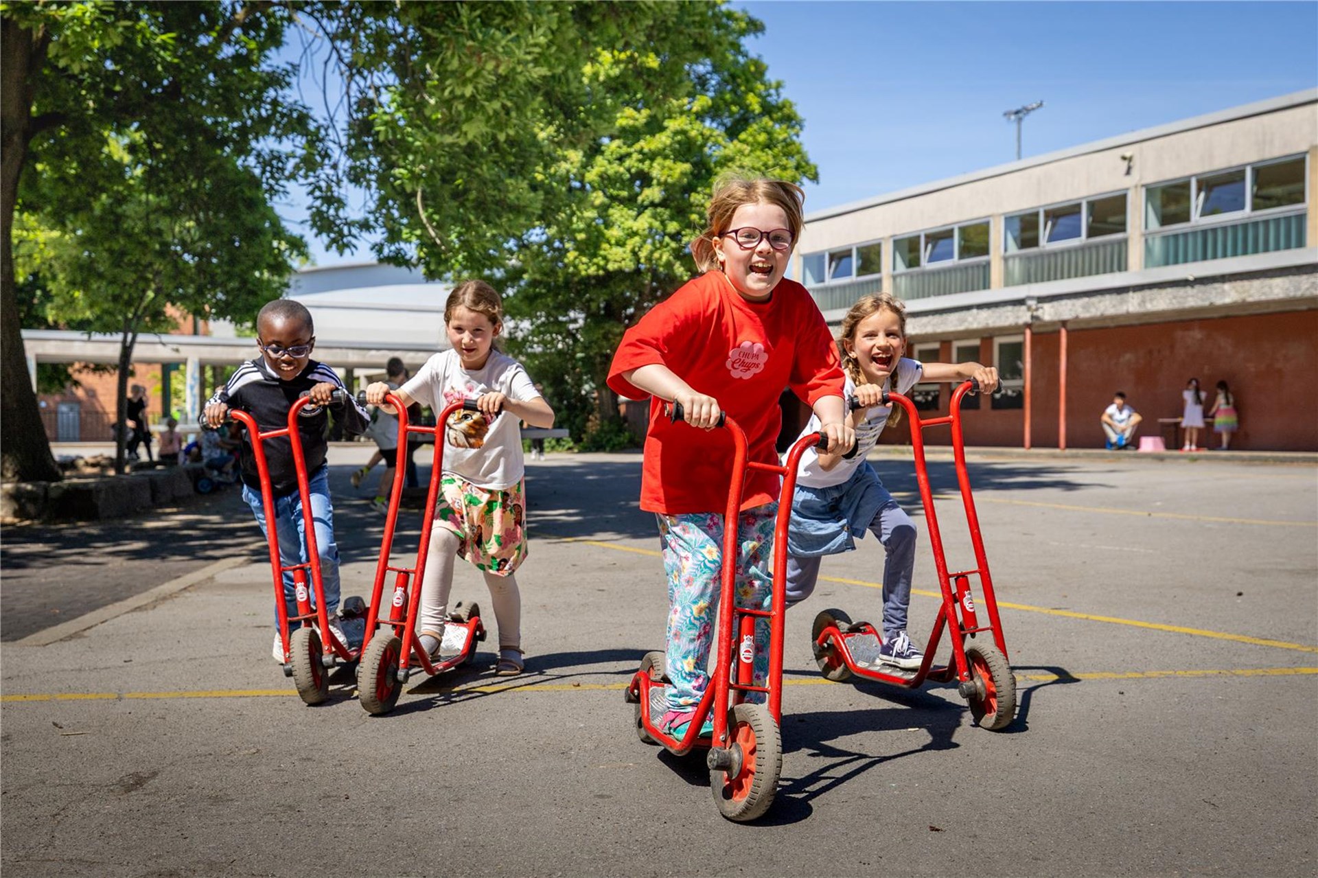 Kinder die Roller fahren.