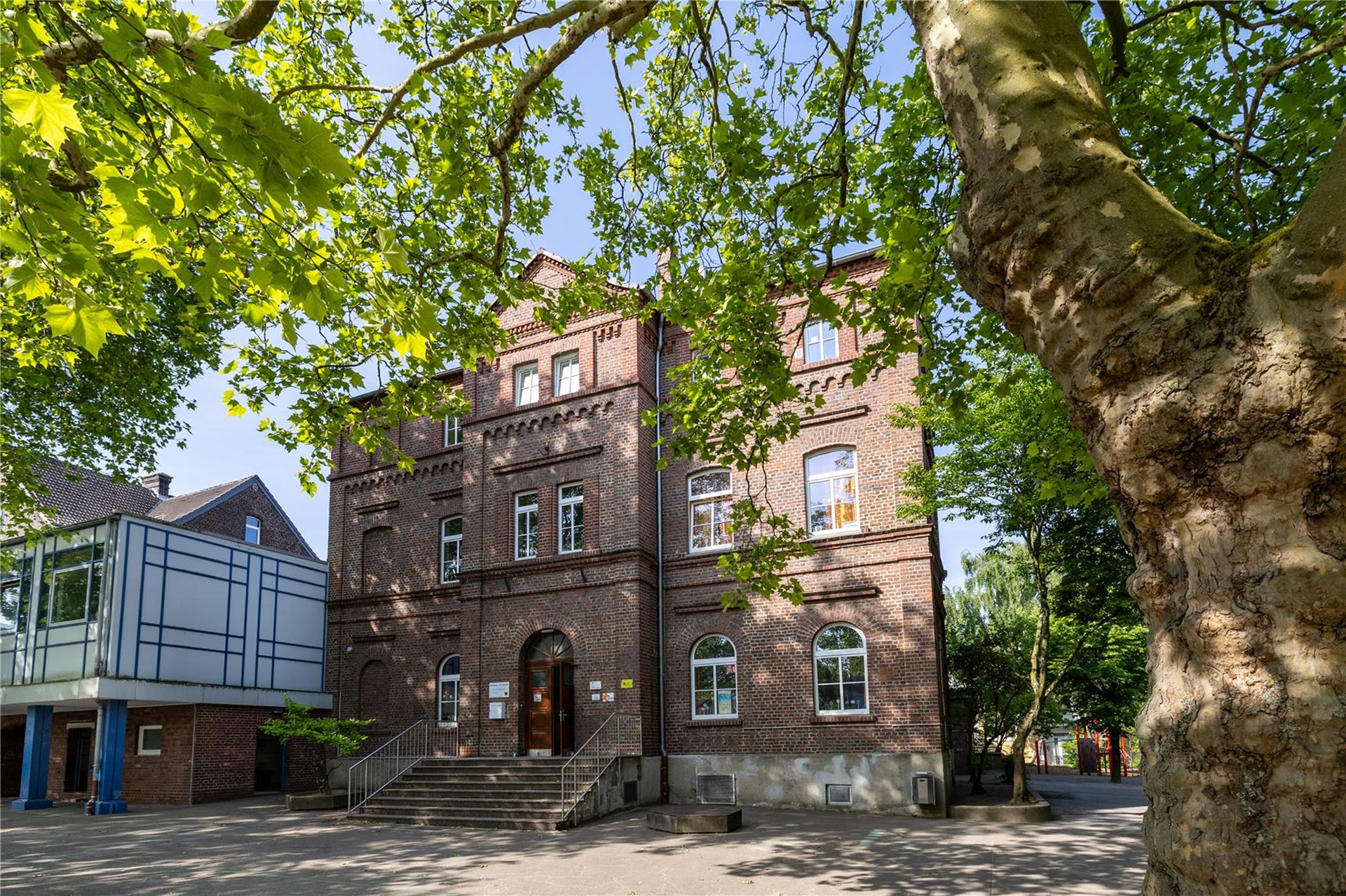 Ein dreigeschossiges Backsteingebäude.