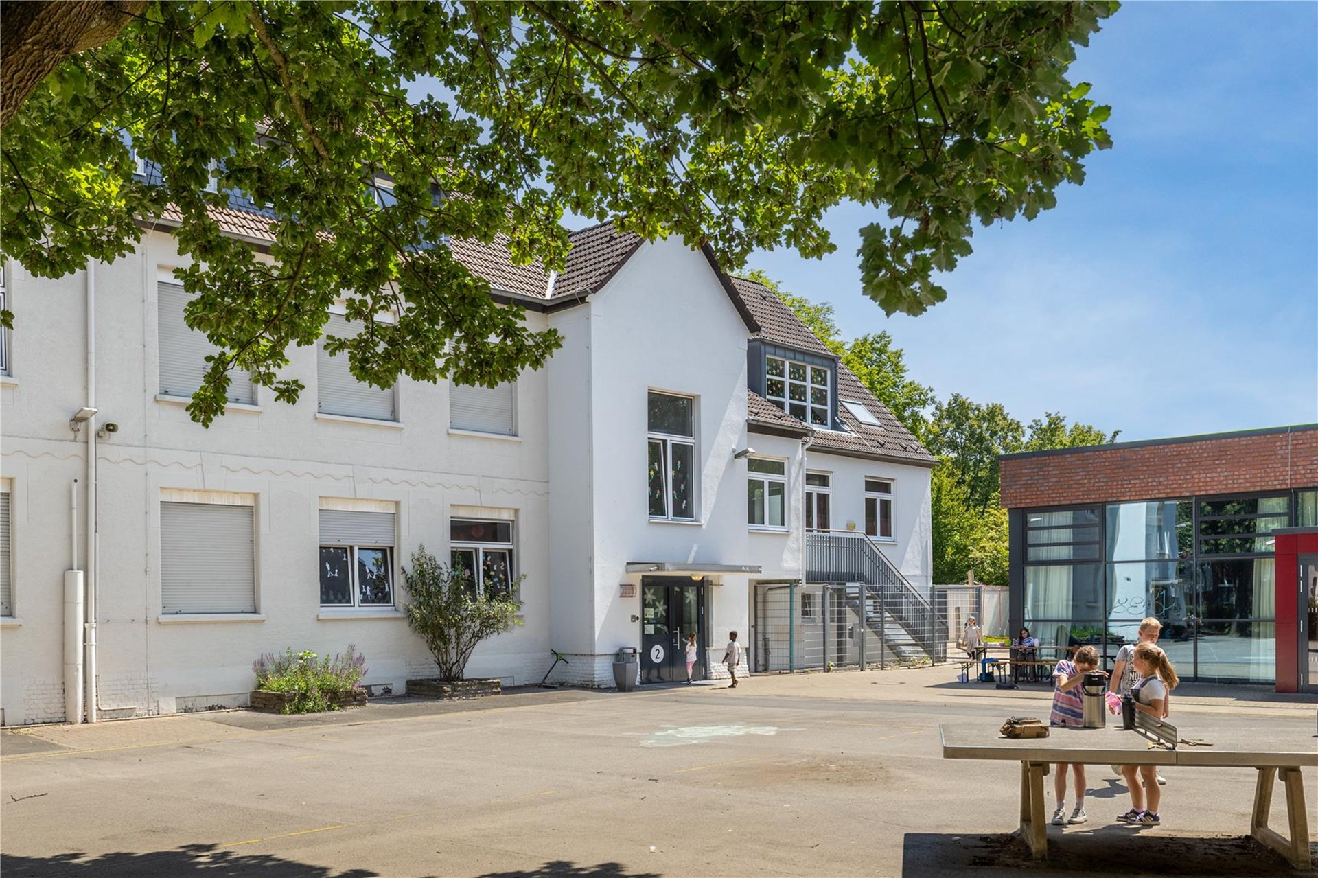 Schulhof und Schulgebäude