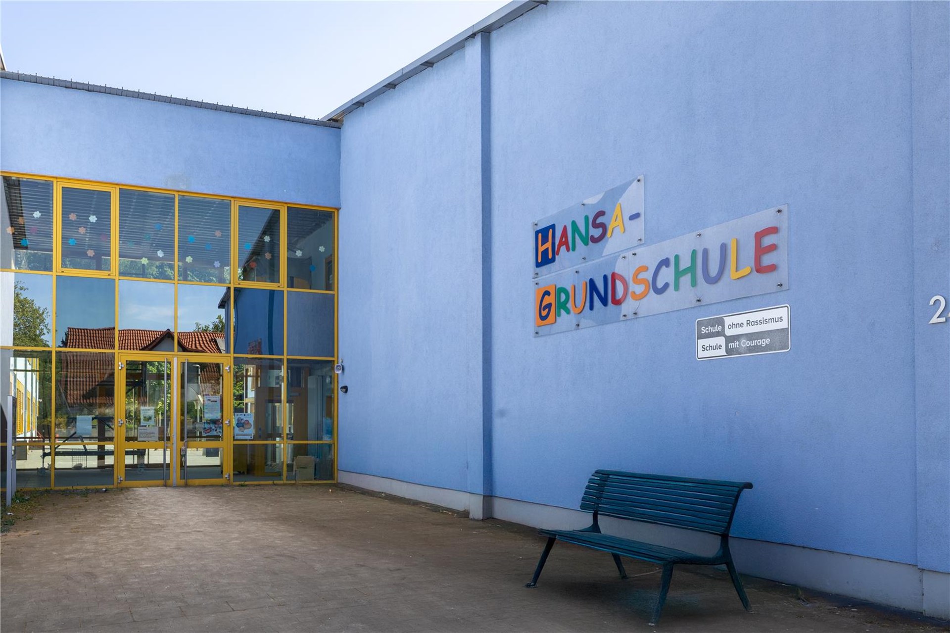 Gebäude einer Grundschule mit Schriftzug von Außen