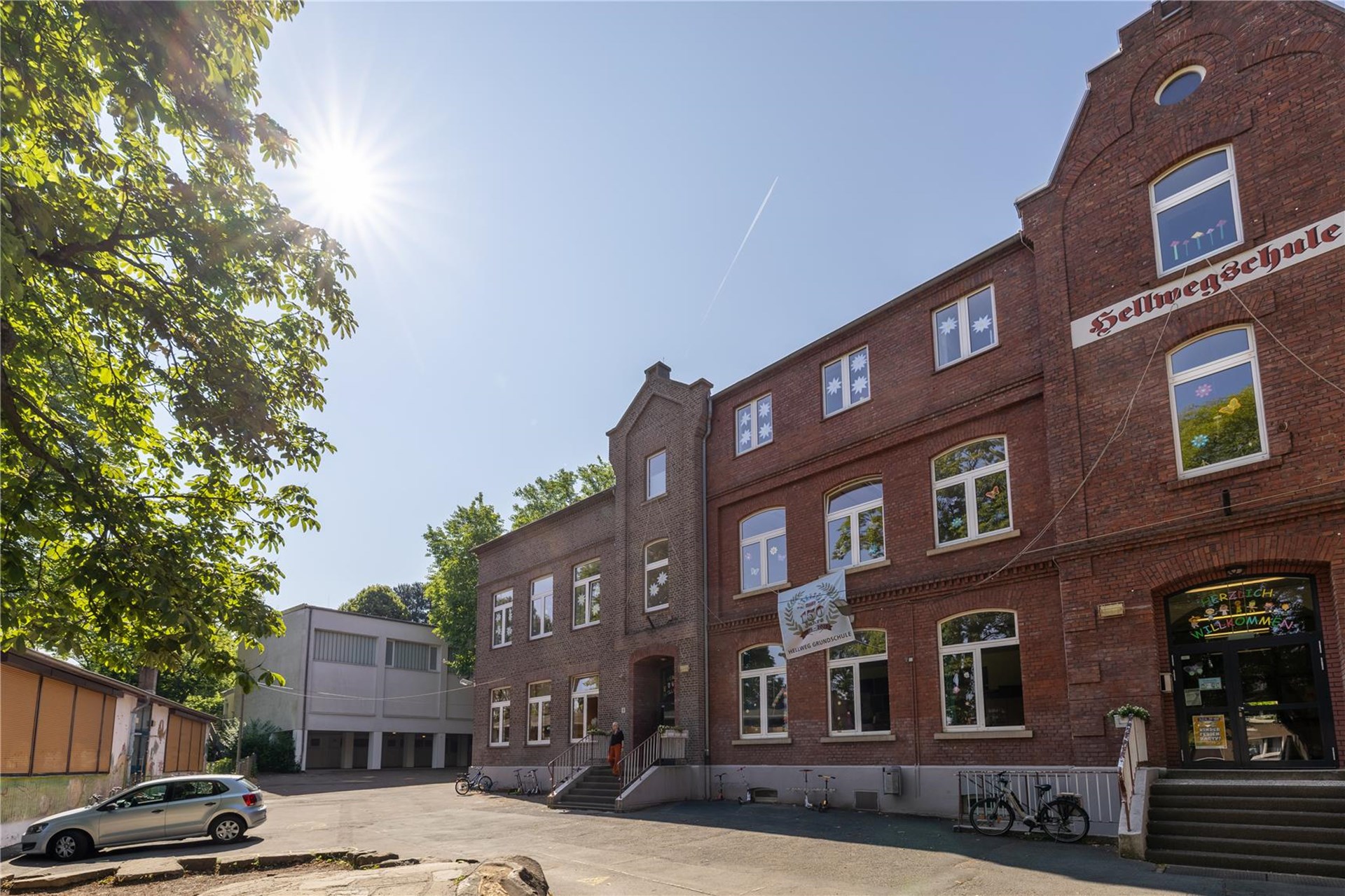 Außenansicht einer Grundschule mit Schulhof