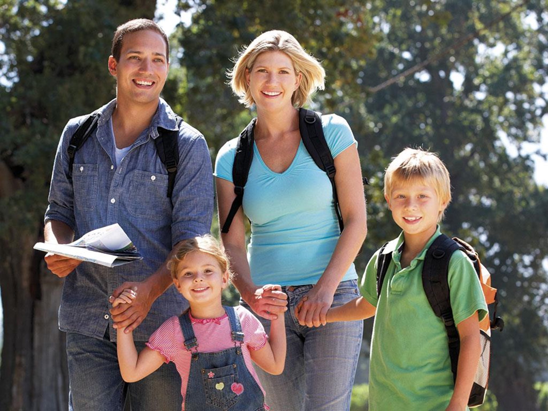 Ein Mann, eine Frau und zwei Kinder wandern zusammen.